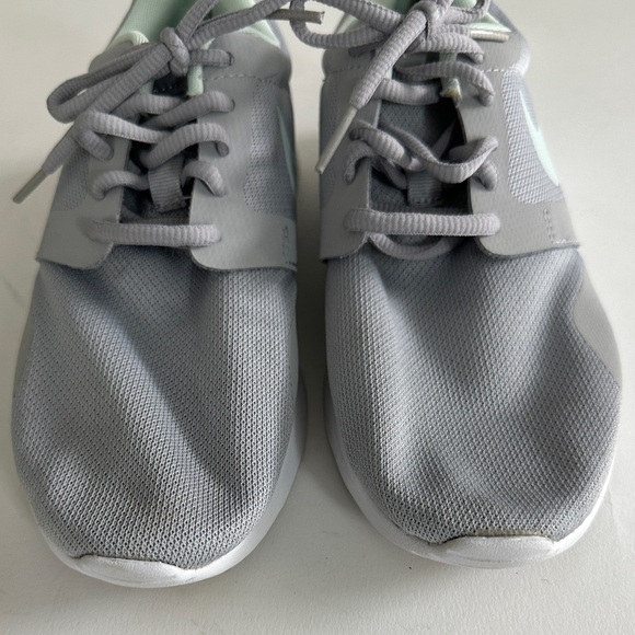 Nike Women’s Athletic Shoe Size 8.5 US Light Gray - Picture 5 of 10